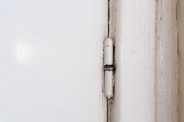 Eski kapı, bir apartmanın ahşap kapısına dayanır, menteşe tamiri. Yüksek kalite