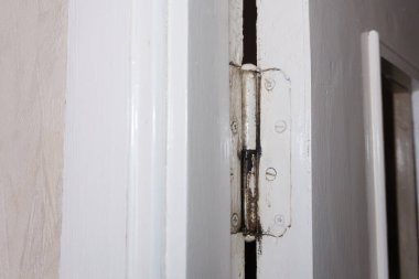 Eski kapı, bir apartmanın ahşap kapısına dayanır, menteşe tamiri. Yüksek kalite