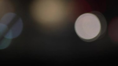 Gece yolundaki trafiği hareket ettiren kırmızı ve mavi ışıkların soyut görüntüsü. Karanlık bir şehir geçmişine yumuşak bir bokeh etkisi. Yüksek kalite 4k görüntü