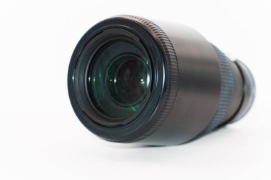 Beyaz arka planda büyük siyah kamera lensi, kopyalama alanı. Yüksek kalite