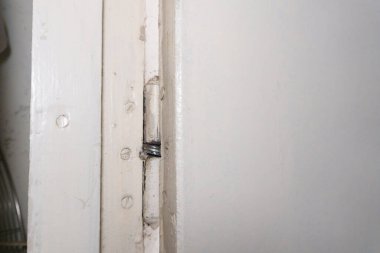 Eski kapı, bir apartmanın ahşap kapısına dayanır, menteşe tamiri. Yüksek kalite