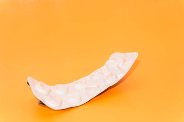 Boş hap paketini, şeftali rengi geçmişini, virüsü ve hastalığı, hap tedavisini, hap zehirlenmesini ya da aşırı dozu, süresi geçmiş ilaçları, fotokopi alanını, deri örtüsünü, üst görünümü saymazsak. Yüksek kalite fotoğraf