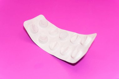 Boş ilaç paketleri, pembe arka plan, virüs ve hastalık, hap tedavisi, hap zehirlenmesi veya aşırı doz, süresi geçmiş ilaçlar, fotokopi alanı, deri yüzme, üst görüş. Yüksek kalite fotoğraf
