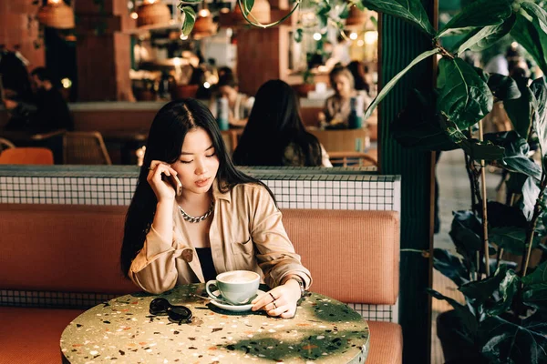 Asiática Chica Hablando Por Teléfono Beber Café Café — Foto de Stock