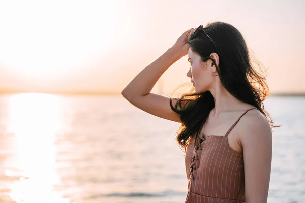 Retrato Una Hermosa Joven Playa Con Sol Poniente Verano Sonrisa — Foto de Stock