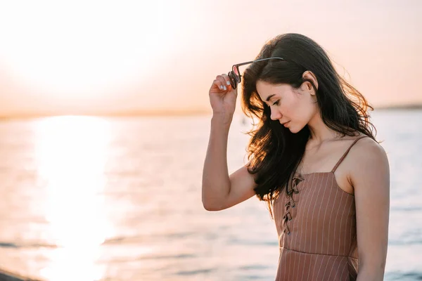 Retrato Una Hermosa Joven Playa Con Sol Poniente Verano Sonrisa — Foto de Stock