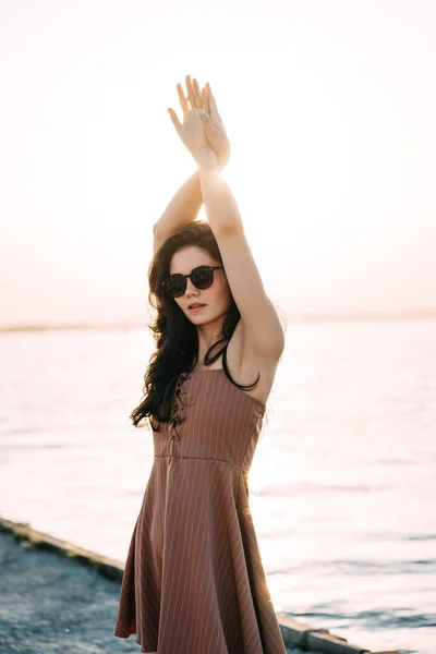 Retrato Una Hermosa Joven Playa Con Sol Poniente Gafas Verano — Foto de Stock