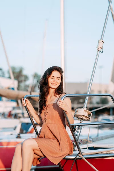 Niña Vestido Sienta Barco Muelle Mar Noche Verano Sol Poniente — Foto de Stock