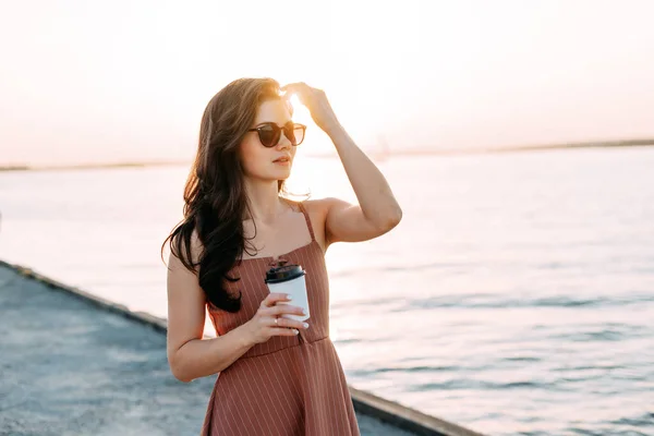 Hermosa Joven Caminando Por Muelle Con Café Vasos Negros Vestido — Foto de Stock