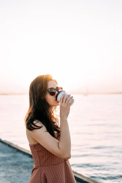 Menina Bonita Andando Cais Com Café Óculos Pretos Vestido Férias — Fotografia de Stock