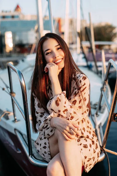 Hermosa Chica Asiática Sonriente Sentada Barco Muelle Mar Retrato — Foto de Stock