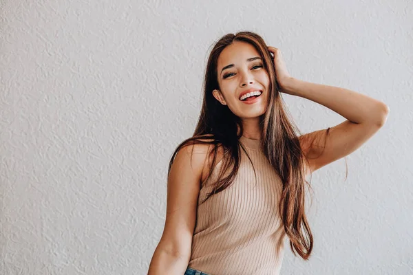 Retrato Una Mujer Asiática Feliz Ropa Casual Sobre Fondo Blanco — Foto de Stock