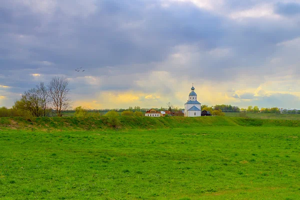 Çayır yeşil çim ve bir kilise. Suzdal, Rusya Federasyonu.