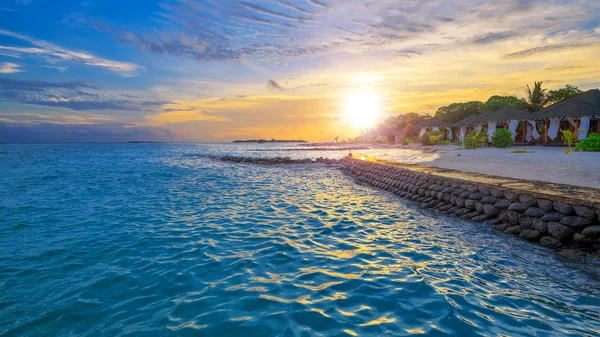 Maldivler. Adadan on Sunset.