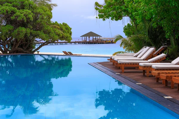 Piscina con tumbonas. Maldivas — Foto de Stock