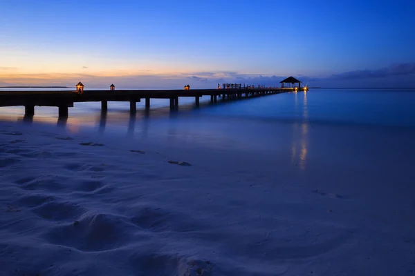 Maldivler. Sahilde günbatımı.