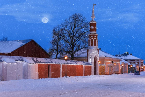Kolomna, Rusya. Kış akşam sokakta.