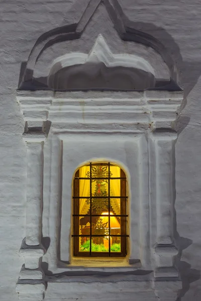 Beyaz bir duvar karşı parlak pencere.