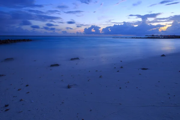 Maldivas. Puesta de sol en la playa . —  Fotos de Stock