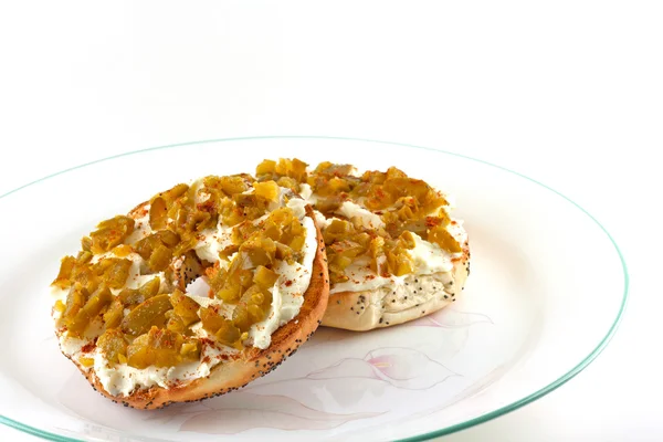 Getoasteter Bagel & Frischkäse mit Jalapenos belegt Stockbild