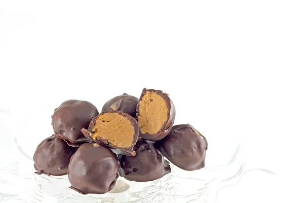 Hand gedimde chocolade overdekte pindakaas crèmes — Stockfoto