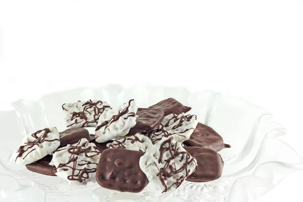 手蘸白和黑巧克力覆盖椒盐脆饼 — 图库照片