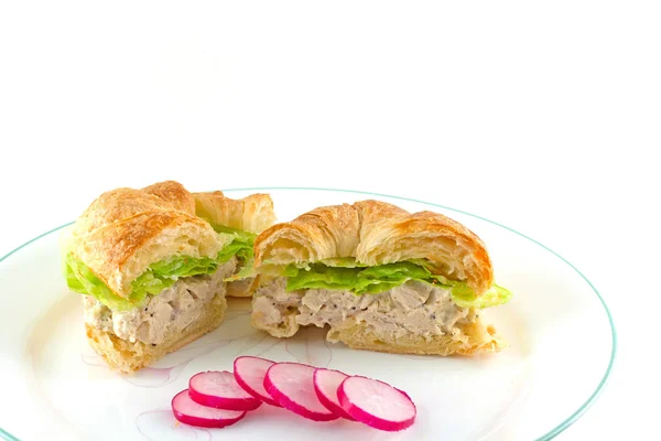 Sandwich mit Hühnersalat auf einem gerösteten Croissant lizenzfreie Stockbilder
