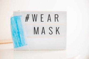 # Her zaman Massachusetts beyaz, mavi maske ve beyaz masa COVID-19 'da kırmızı kalp giyer. Her zaman maske kullan