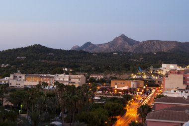 Temel yatay, yol ve binaların yakınında sokak lambaları