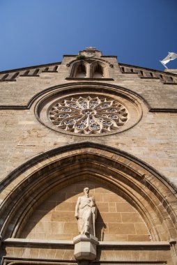 Kapı üzerinde mozaik ayna ve heykel Ile kilise