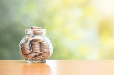 Kreatif para biriktirme fikirleri iş para kavramı turuncu bokeh arka plan.