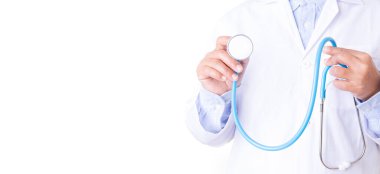 Üniformalı beyaz önlüklü bir doktor mavi steteskop konsepti taşıyordu..