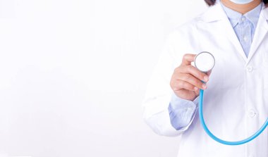 Üniformalı beyaz önlüklü bir doktor mavi steteskop konsepti taşıyordu..