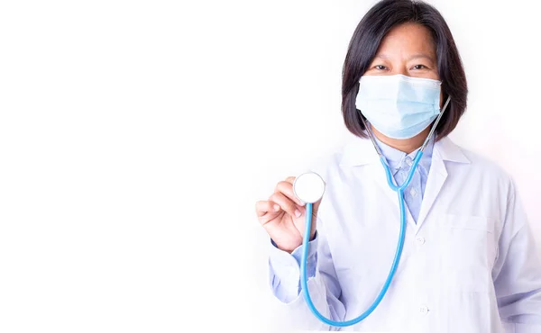 Médico Femenino Que Usa Máscara Abrigo Blanco Uniforme Que Sostiene — Foto de Stock