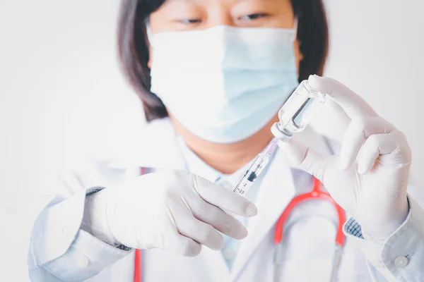 Dortor Mujer Científico Manos Laboratorio Guantes Que Sostienen Jeringa Vacuna — Foto de Stock
