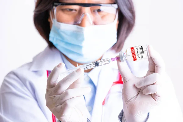 Dortor Mujer Científico Manos Laboratorio Guantes Que Sostienen Jeringa Vacuna — Foto de Stock