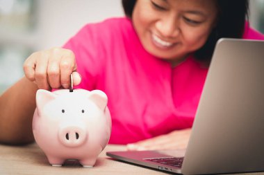 İş kadını elini uzat, kumbaraya para koy, gelecek plan ve emeklilik fonu için para biriktir, para biriktirmek ve yatırım yapmak için para biriktir..