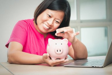 İş kadını elini uzat, kumbaraya para koy, gelecek plan ve emeklilik fonu için para biriktir, para biriktirmek ve yatırım yapmak için para biriktir..