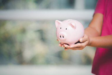 Para biriktirmek için pembe domuz kumbarası tutan kadın gelecekteki mali yönetimi, konsept iş tasarrufu ve yatırım büyüme profesyoneli.