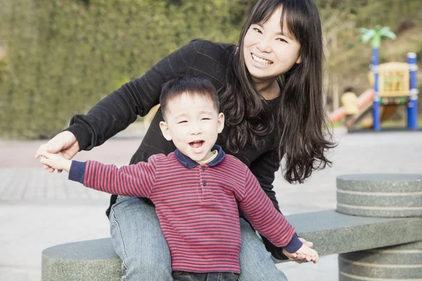 Madre Figlio Che Giocano Nel Parco — Foto Stock