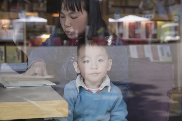 Madre Hijo Leyendo Juntos —  Fotos de Stock