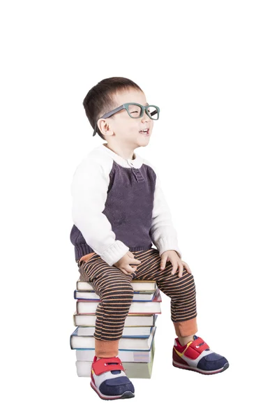 Liebenswertes Kind, das mit Büchern lernt und eine Brille trägt — Stockfoto