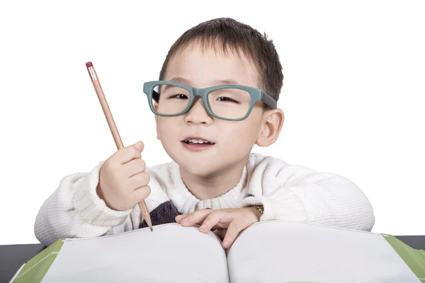 Buitenschoolse jongen in glazen bestuderen van boek — Stockfoto