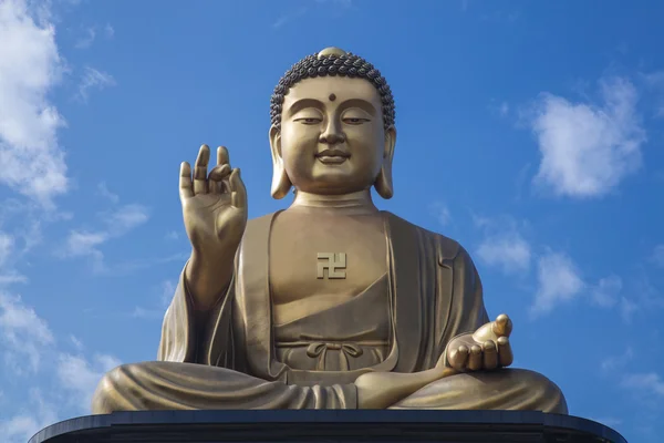 Buddha och blå himmel Stockbild