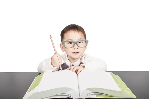 Menino da escola em óculos estudando livro Imagens De Bancos De Imagens Sem Royalties