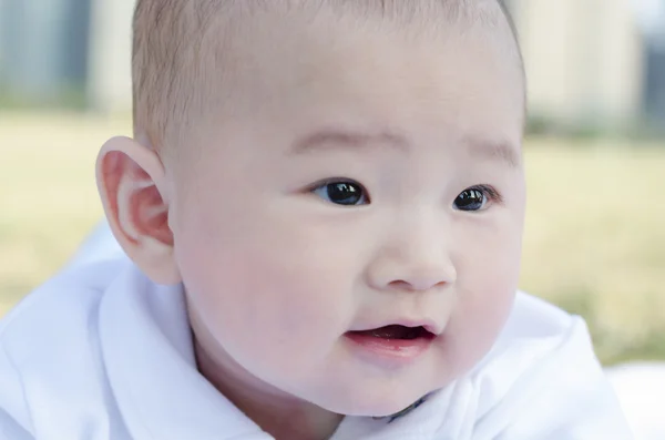 Baby liggend op het gras — Stockfoto