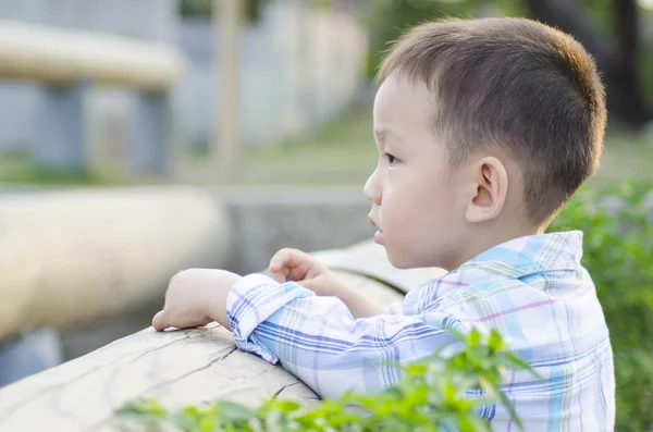 Niño inteligente pensando en el futuro — Foto de Stock