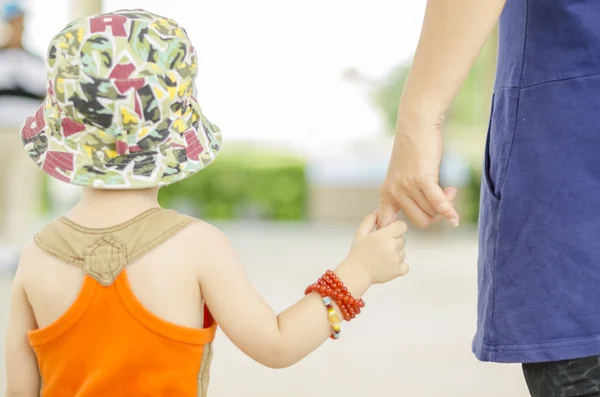 Madre che dà la mano a un bambino — Foto Stock