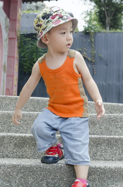 Un bébé marche dans l'escalier de pierre. — Photo