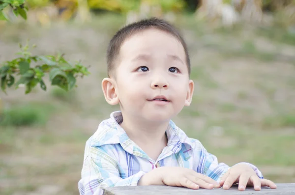 Enfant intelligent regardant vers l'avenir Photo De Stock